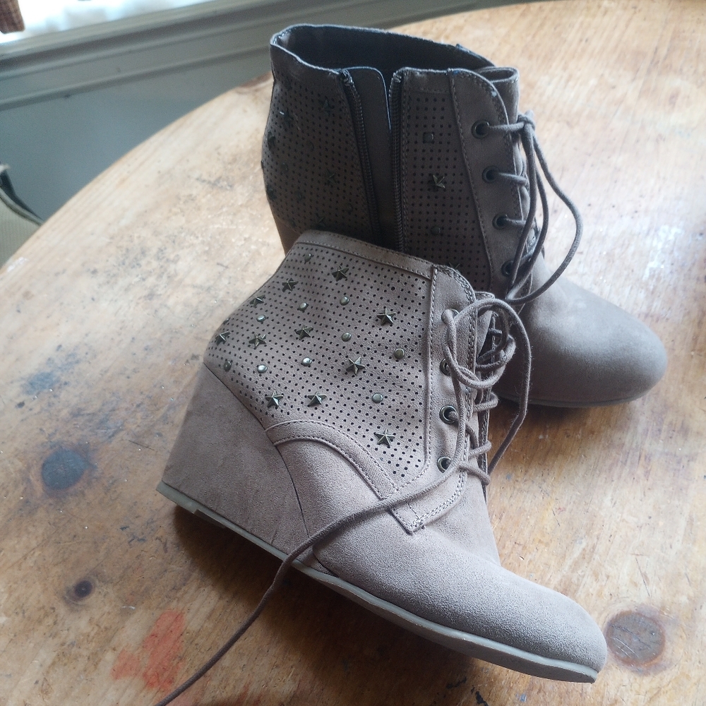MIA Lady Taupe Stars & Stubs Western Wedge Ankle Boots.